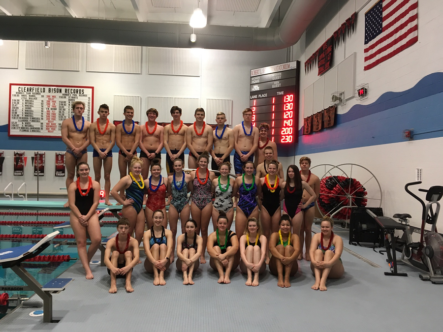 Swimmers+take+their+annual+New+Years+Eve+picture+before+practice