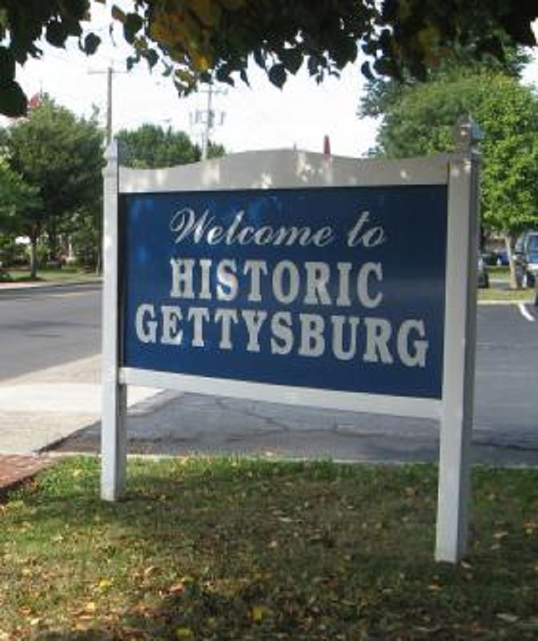 A sign welcoming people to Gettysburg.